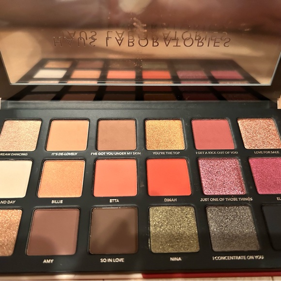 HAUS Labs - Love for sale shadow palette - Picture 1 of 2